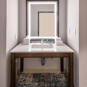 1 Bedroom Suite 1 King